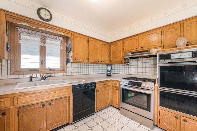 8432 W Amelia Drive, Niles, IL 60714