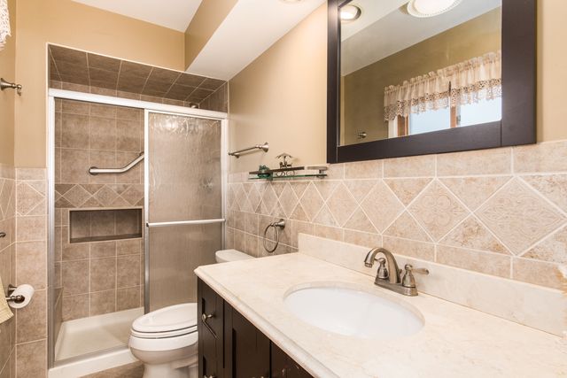 8432 W Amelia Drive, Niles, IL 60714
