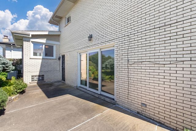 8432 W Amelia Drive, Niles, IL 60714