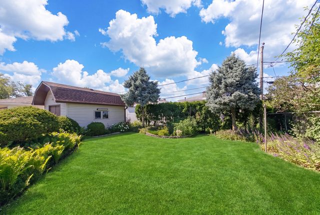 8432 W Amelia Drive, Niles, IL 60714