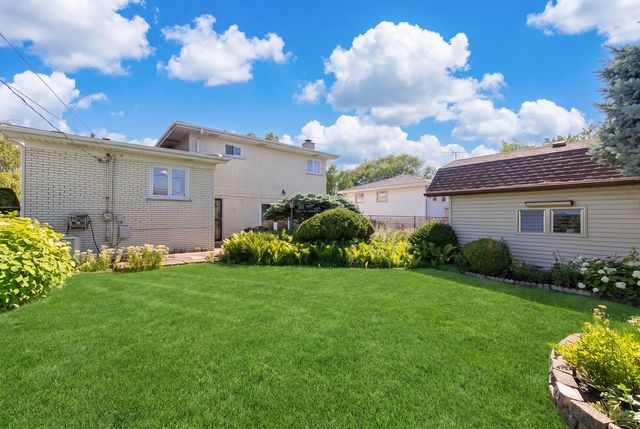8432 W Amelia Drive, Niles, IL 60714