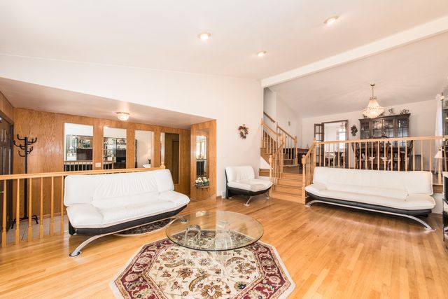 8432 W Amelia Drive, Niles, IL 60714
