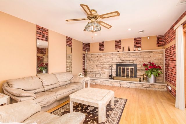 8432 W Amelia Drive, Niles, IL 60714
