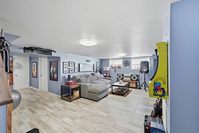 8223 S Sawyer Avenue, Chicago, IL 60652
