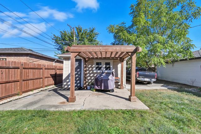8223 S Sawyer Avenue, Chicago, IL 60652