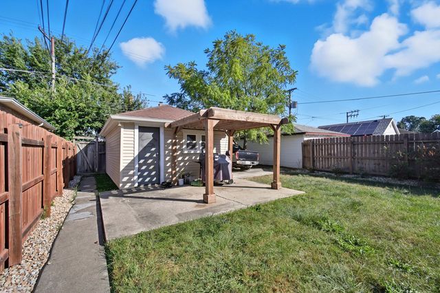 8223 S Sawyer Avenue, Chicago, IL 60652