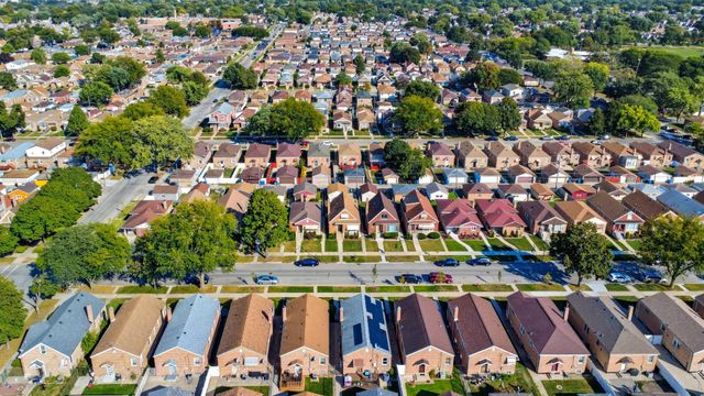 8223 S Sawyer Avenue, Chicago, IL 60652