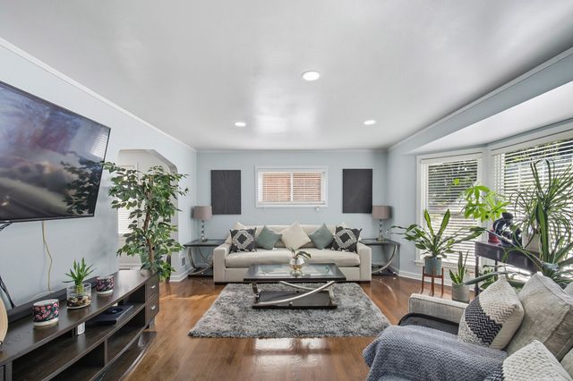 8223 S Sawyer Avenue, Chicago, IL 60652