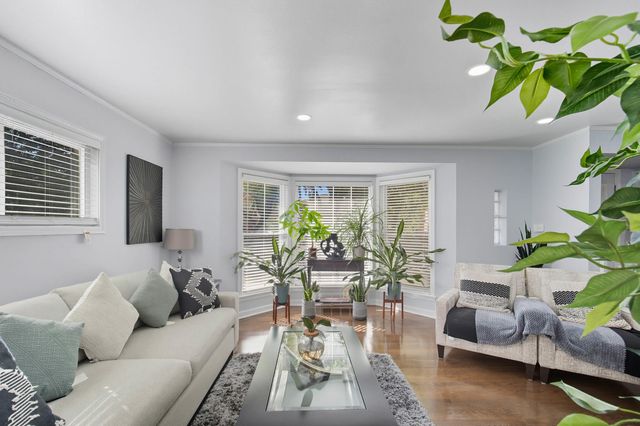 8223 S Sawyer Avenue, Chicago, IL 60652