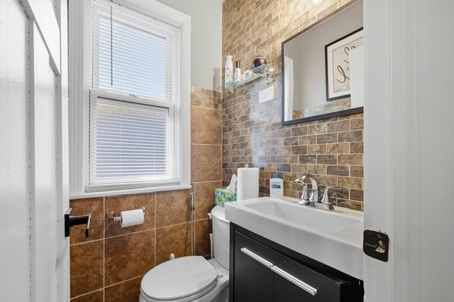 8223 S Sawyer Avenue, Chicago, IL 60652