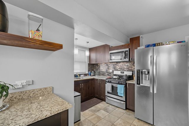8223 S Sawyer Avenue, Chicago, IL 60652