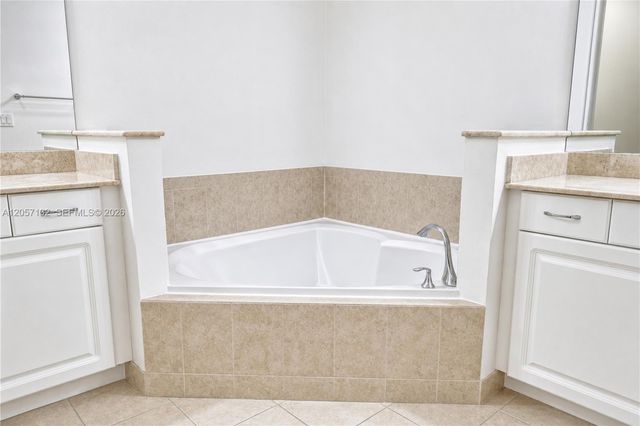 13005 N Riverwalk Cir N, Plantation, FL 33325