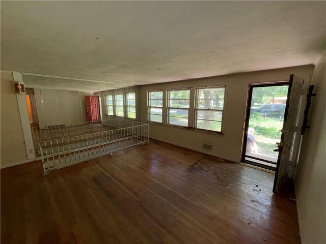 8909 W 81st Street, Overland Park, KS 66204