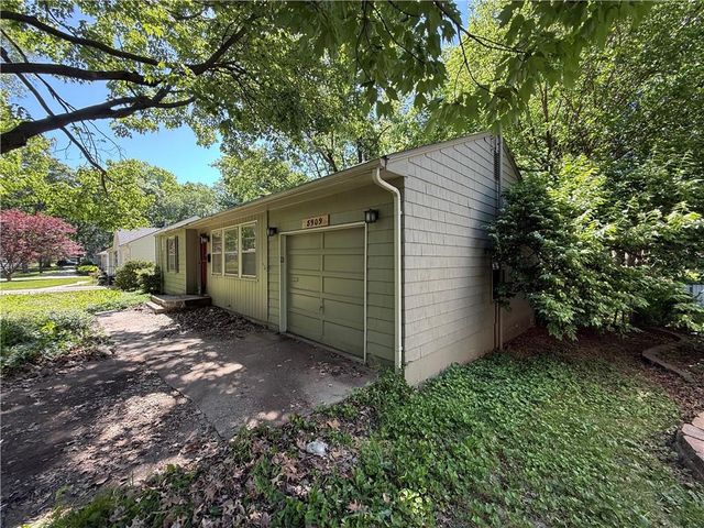8909 W 81st Street, Overland Park, KS 66204