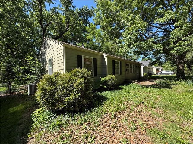 8909 W 81st Street, Overland Park, KS 66204