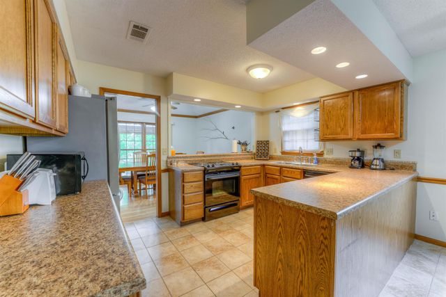 725 CEDAR BRAKE DR, Memphis, TN 38018