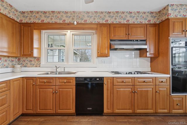 23 Saint Pauls Place, Garden City, NY 11530