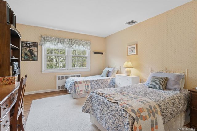 23 Saint Pauls Place, Garden City, NY 11530