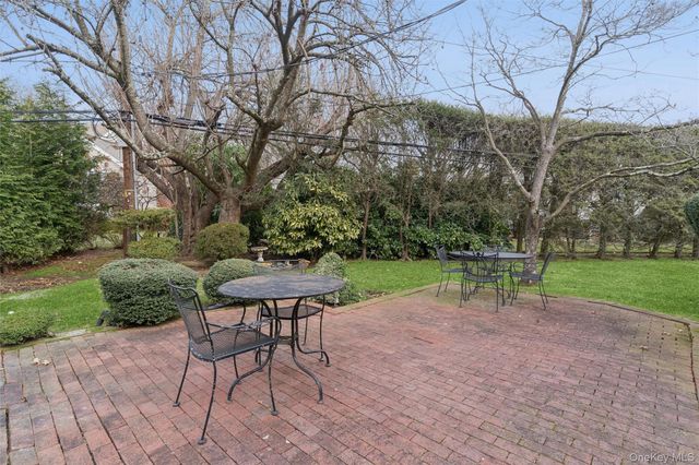 23 Saint Pauls Place, Garden City, NY 11530