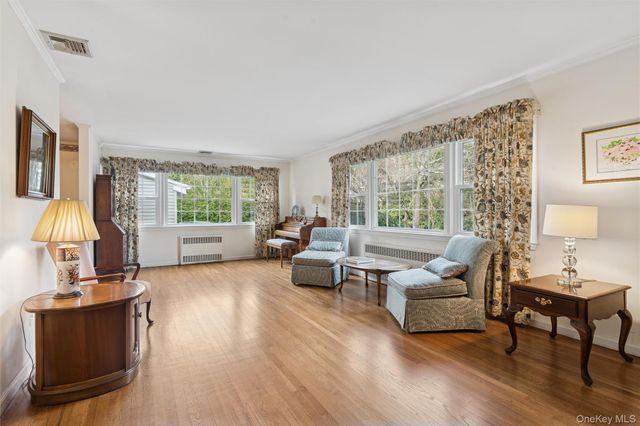 23 Saint Pauls Place, Garden City, NY 11530