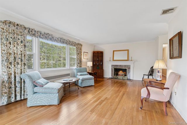 23 Saint Pauls Place, Garden City, NY 11530