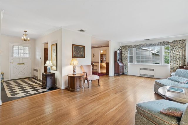 23 Saint Pauls Place, Garden City, NY 11530