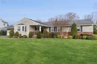 23 Saint Pauls Place, Garden City, NY 11530