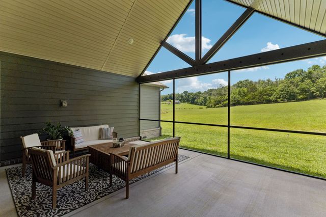 1495 Jacobs Rd, Columbia, TN 38401
