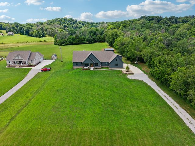 1495 Jacobs Rd, Columbia, TN 38401
