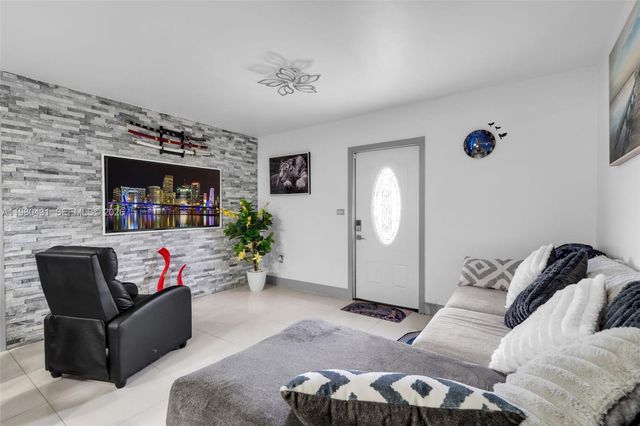 1210 N 71st Avenue, Hollywood, FL 33024