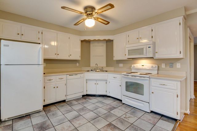 2172 Memorial Dr Apt C3, Clarksville, TN 37043