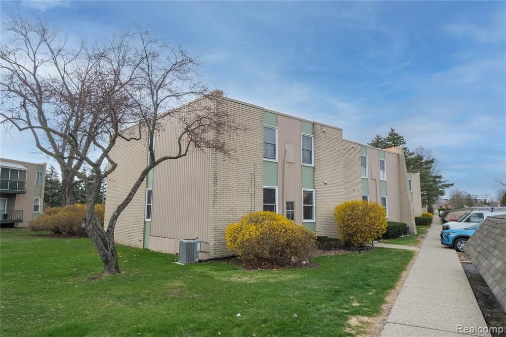 33241 Fargo Street 67, Livonia, MI 48152