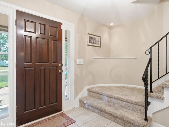 6185 Golfview Drive, Burton, MI 48509