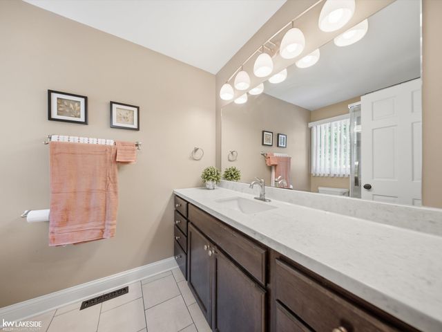 6185 Golfview Drive, Burton, MI 48509