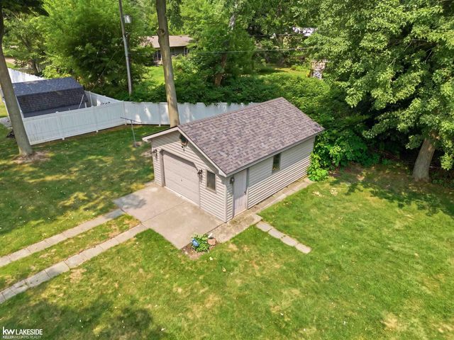 6185 Golfview Drive, Burton, MI 48509