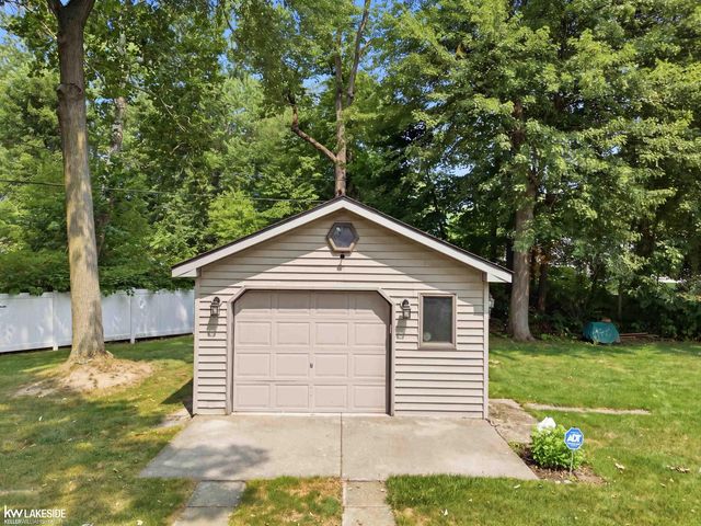 6185 Golfview Drive, Burton, MI 48509