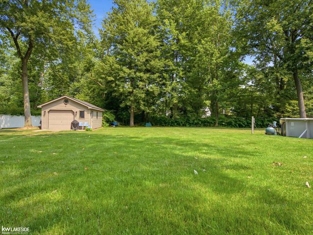 6185 Golfview Drive, Burton, MI 48509