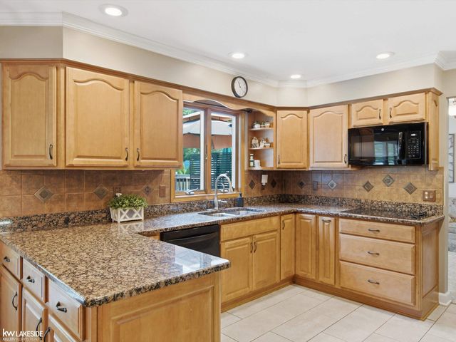6185 Golfview Drive, Burton, MI 48509