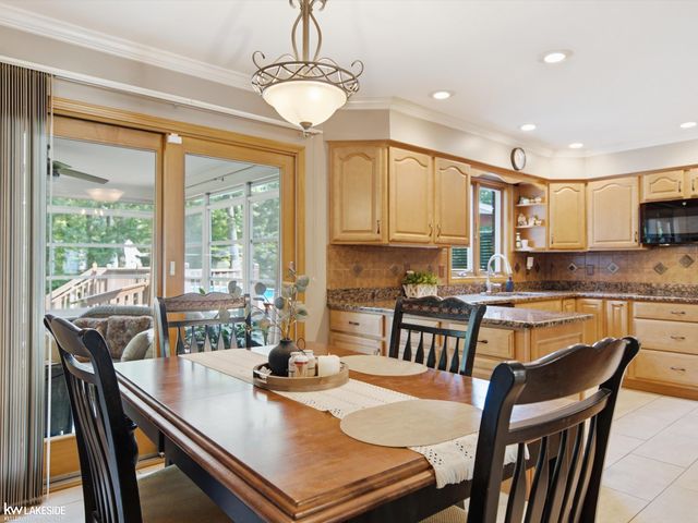 6185 Golfview Drive, Burton, MI 48509