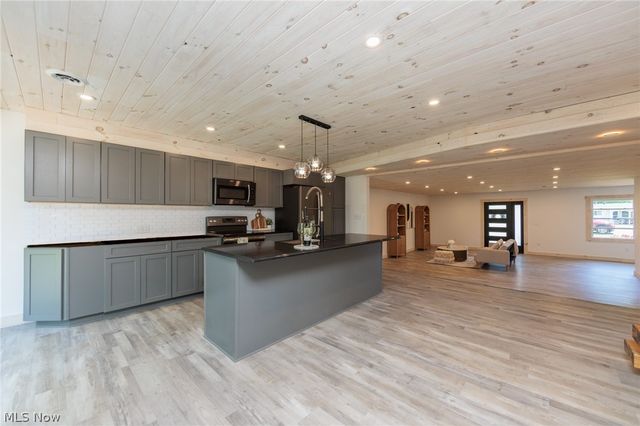 35032 East Road, Grafton, OH 44044