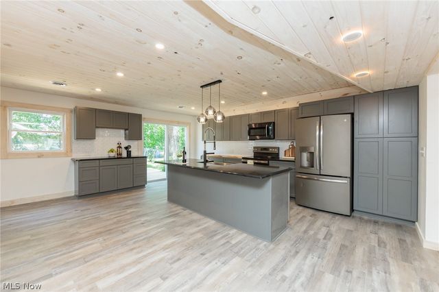 35032 East Road, Grafton, OH 44044