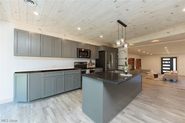 35032 East Road, Grafton, OH 44044