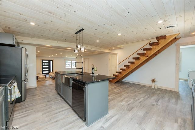 35032 East Road, Grafton, OH 44044