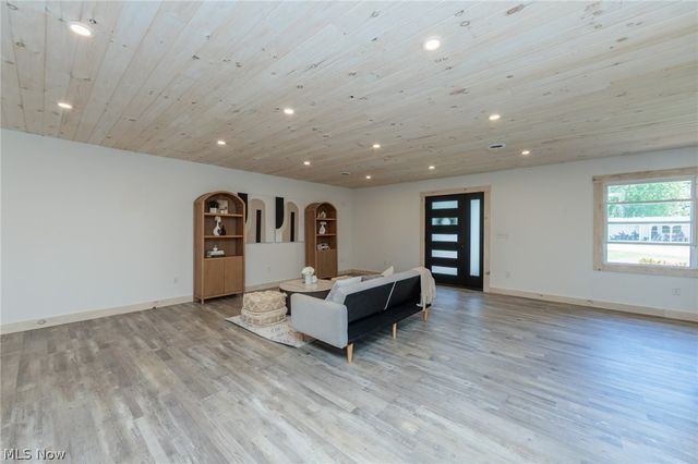 35032 East Road, Grafton, OH 44044