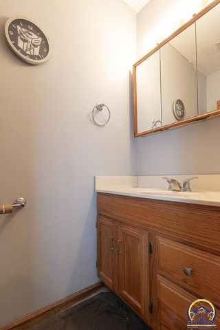 4032 SW 34th ST, Topeka, KS 66614