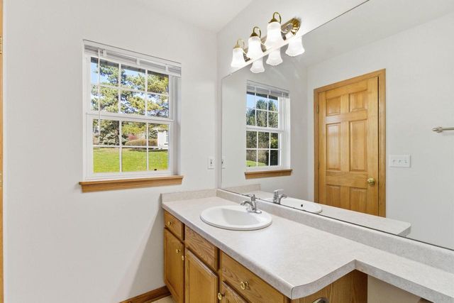 N96W14211 Knollcrest CIRCLE, Germantown, WI 53022