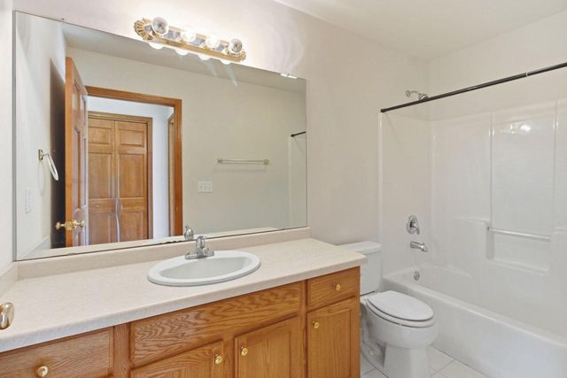 N96W14211 Knollcrest CIRCLE, Germantown, WI 53022