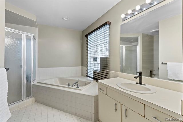 3195 Green Oaks Drive, West Bloomfield, MI 48324