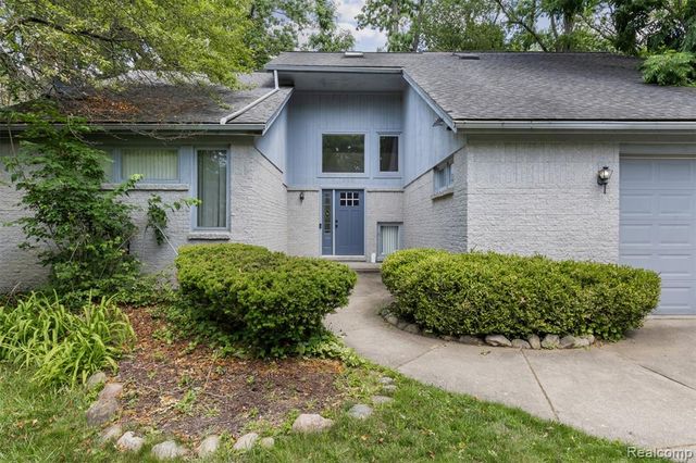 3195 Green Oaks Drive, West Bloomfield, MI 48324
