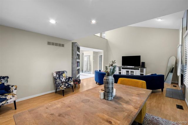 3195 Green Oaks Drive, West Bloomfield, MI 48324